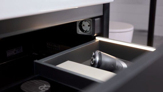 Geberit ONE ladica sa svjetlosnim trakama i spojnim elementom s utičnicom