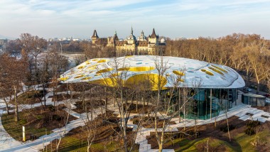 Gljiva u parku? Kultni krov "House of Music Hungary" gledan odozgo (© Városliget Zrt.)