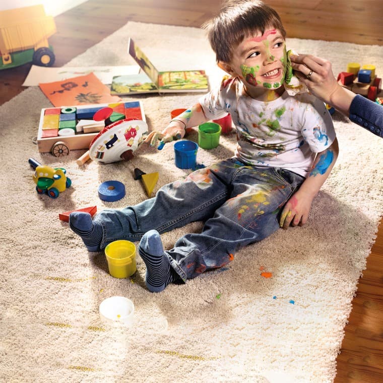 Dijete prekriveno bojom Dijete prekriveno bojom