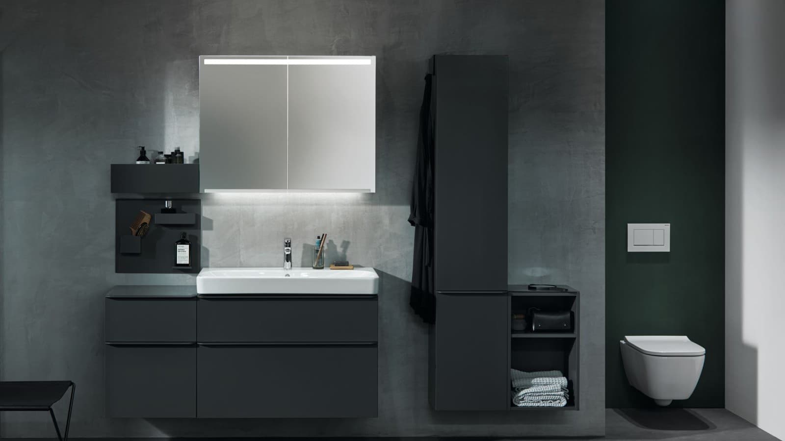 Konzolna WC školjka Geberit Smyle Square postavljena u nišu Konzolna WC školjka Geberit Smyle Square postavljena u nišu