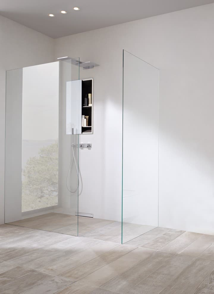 Tuš prostor u razini poda s nišom za pohranu Tuš prostor u razini poda s nišom za pohranu