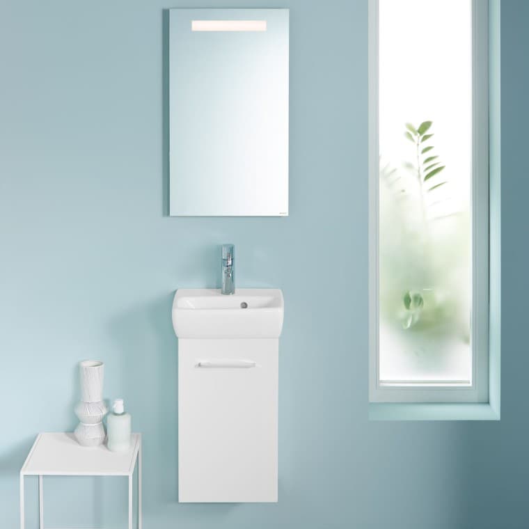 Mala kupaonica sa Selnova umivaonikom kompaktnih dimenzija i konzolnom WC školjkom Mala kupaonica sa Selnova umivaonikom kompaktnih dimenzija i konzolnom WC školjkom