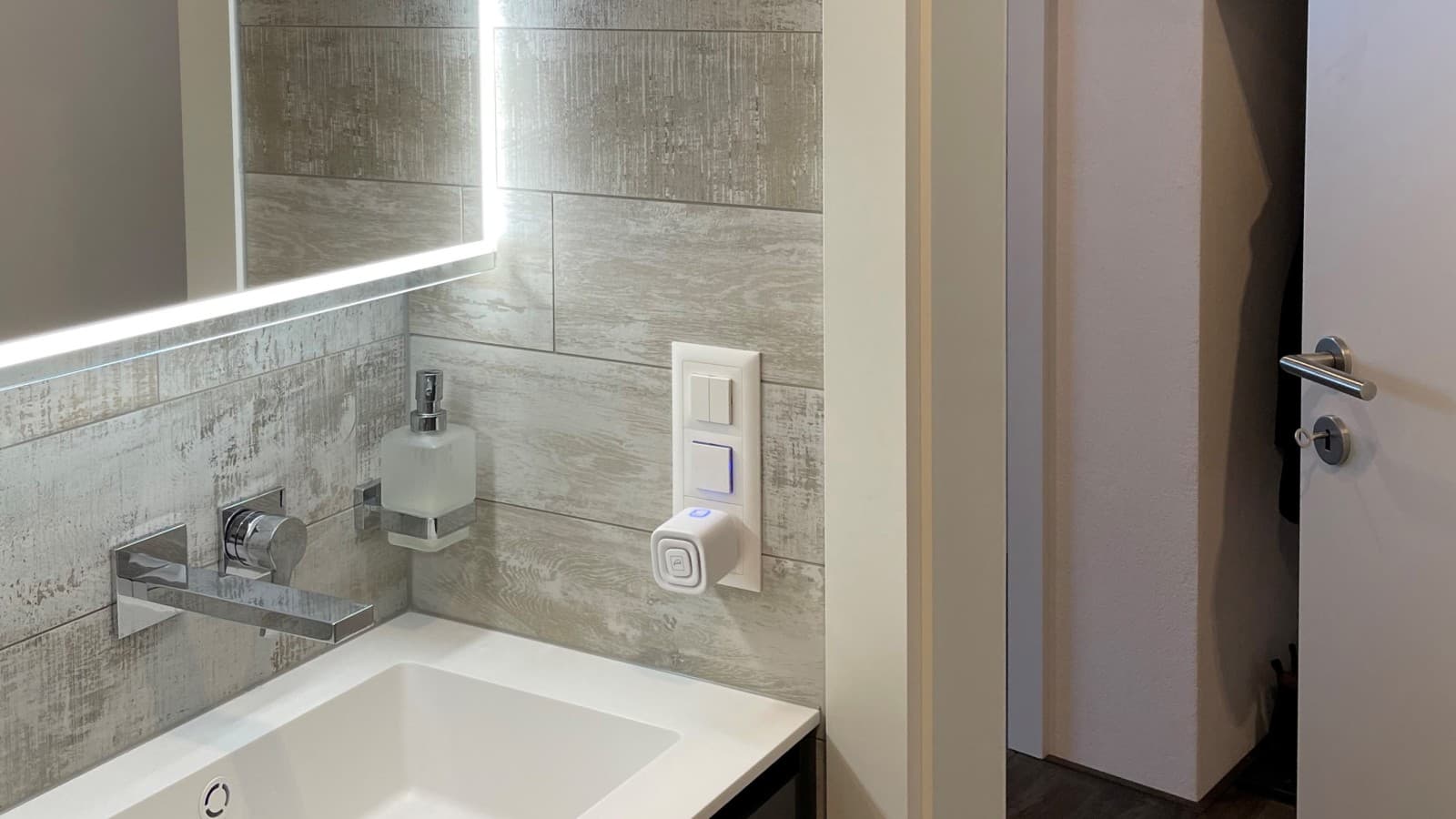 Vrata kaja se otvaraju prema van omogućuju više prostora u kupaonici Vrata kaja se otvaraju prema van omogućuju više prostora u kupaonici