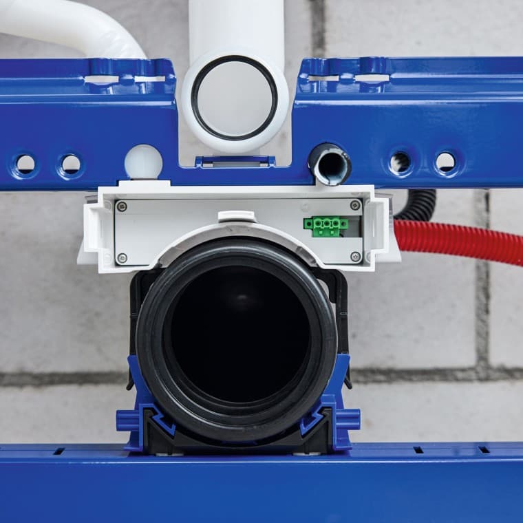 Kutija za napajanje i priključke Geberit tijekom instalacije Kutija za napajanje i priključke Geberit tijekom instalacije