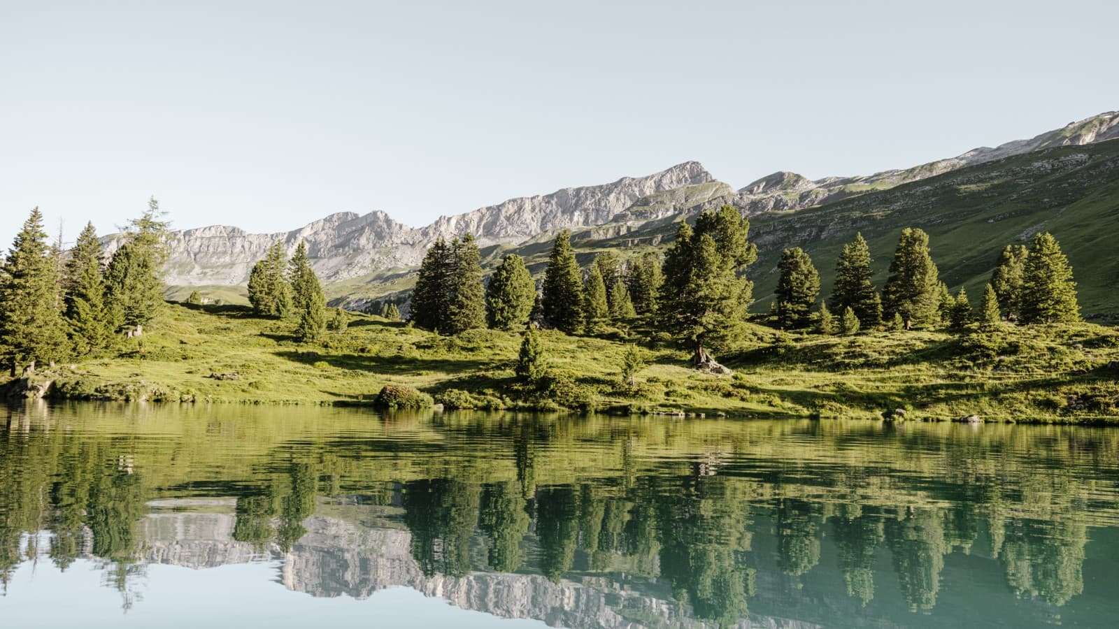 Odrazi u švicarskom planinskom jezeru Engstlensee na 1835 metara nadmorske visine. Fotograf: Bruno Augsburger (© Geberit) Odrazi u švicarskom planinskom jezeru Engstlensee na 1835 metara nadmorske visine. Fotograf: Bruno Augsburger (© Geberit)