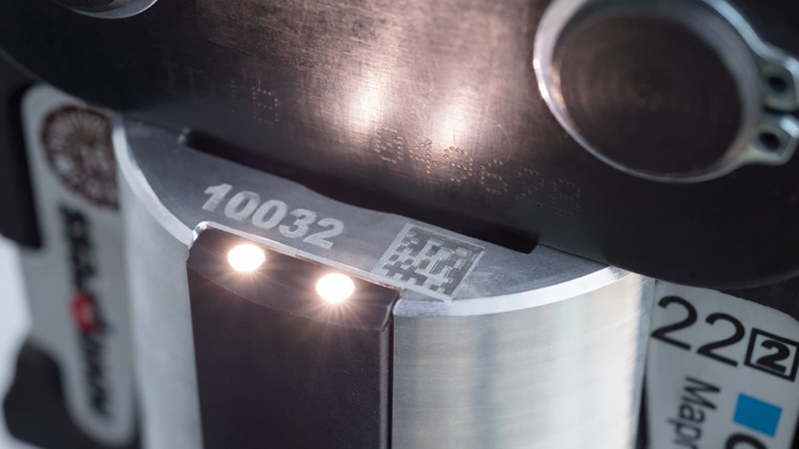 Alat za stiskanje Geberit s osvjetljenjem mjesta stiskanja osigurava dobru vidljivost u tamnim kutovima Alat za stiskanje Geberit s osvjetljenjem mjesta stiskanja osigurava dobru vidljivost u tamnim kutovima